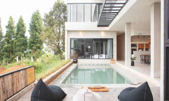 Megamendung Villa | 300 m² Villa ∙ 4 bedrooms ∙ 15 guests