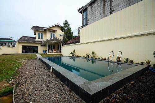 Cipanas Villa | 300 m² Villa ∙ 4 bedrooms ∙ 12 guests