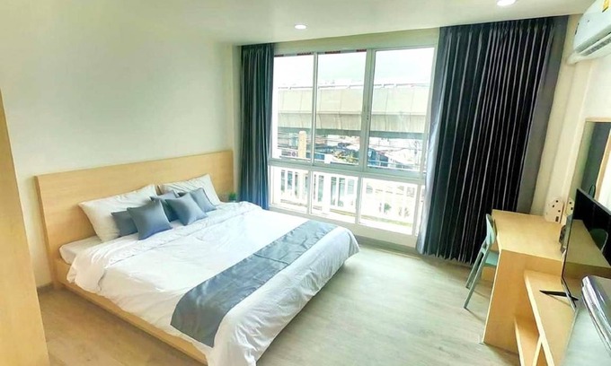 Bang Khun Phrom Hotel | 37 m² Hotel ∙ 3 guests