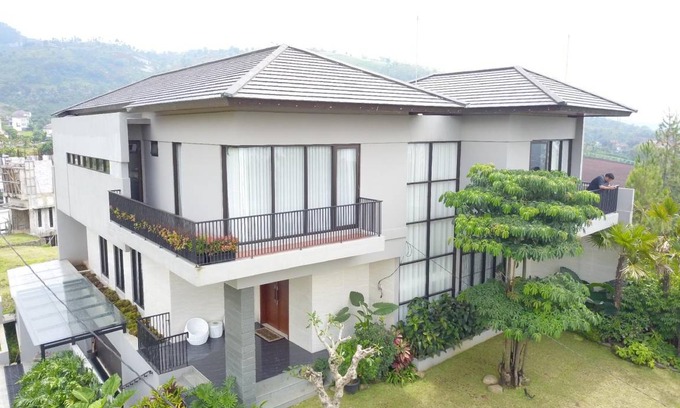 Bandung Villa | 400 m² Villa ∙ 2 bedrooms ∙ 15 guests