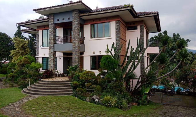 Cipanas Villa | 400 m² Villa ∙ 4 bedrooms ∙ 30 guests
