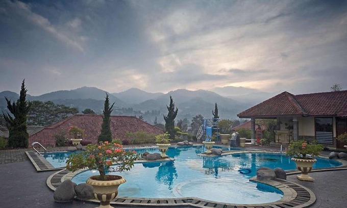 Megamendung Resort | 47 m² Resort ∙ 8 guests