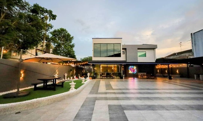Central District House | 836 m² Bungalow ∙ 4 bedrooms ∙ 24 guests