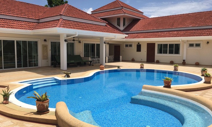 Nong Prue House | Beautiful 5 Bedroom house in a secure Pattaya village , + private swimming pool