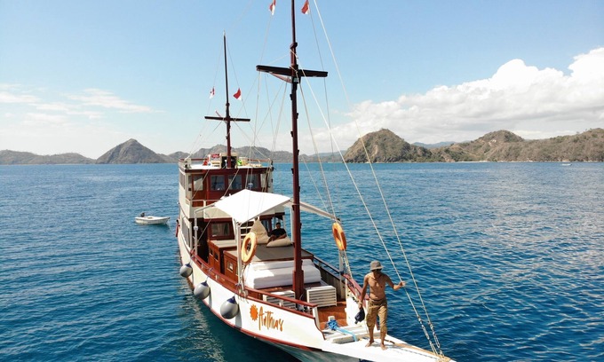 Labuan Bajo Boat Rental | Cruise on gorgeous Indonesian Phinisi Boat