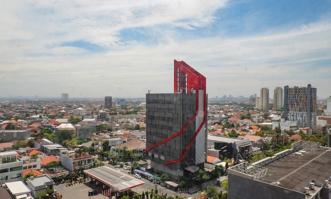 Suko Manunggal Hotel | Enchanting Spacious 2Br+1 Apartment at Taman Beverly