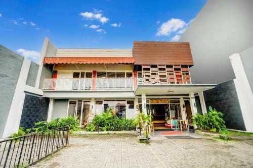 Surabaya Hotel | Hotel O Siwalankerto Near Surabaya Carnival
