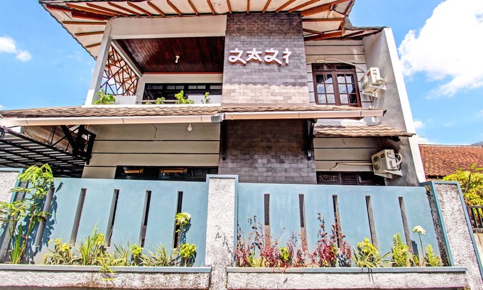 Condongcatur Hotel | OYO Life 92575 Zazi Homestay