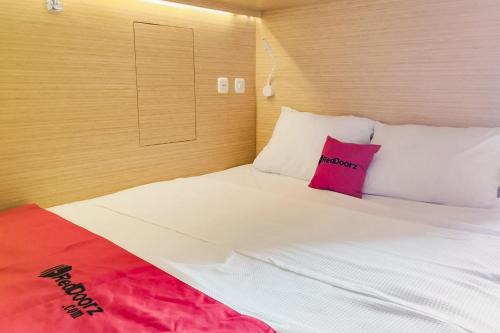 Bandar Lampung Hotel | RedDoorz at Capsule Inn Teuku Umar