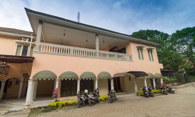 Bogor Tengah Hotel | RedDoorz Near Kebun Raya Bogor