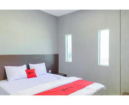 Astana Anyar Hotel | RedDoorz Plus at D San Residence Buah Batu