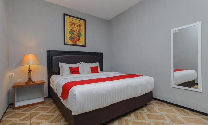 Klojen Hotel | RedDoorz Plus At Swun Stay Raya Langsep