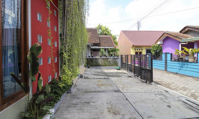 Condongcatur Hotel | RedDoorz Plus Near Hartono Mall