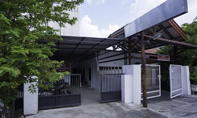 Gresik Hostel | SPOT ON 2479 Berkah Residence Syariah
