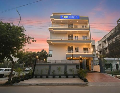 Sector 70 Hotel | Via Palm Paradise