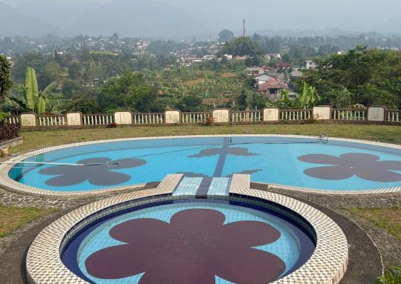 Cisarua Apartment | VILLA ISTANA 9 BEDROOMS