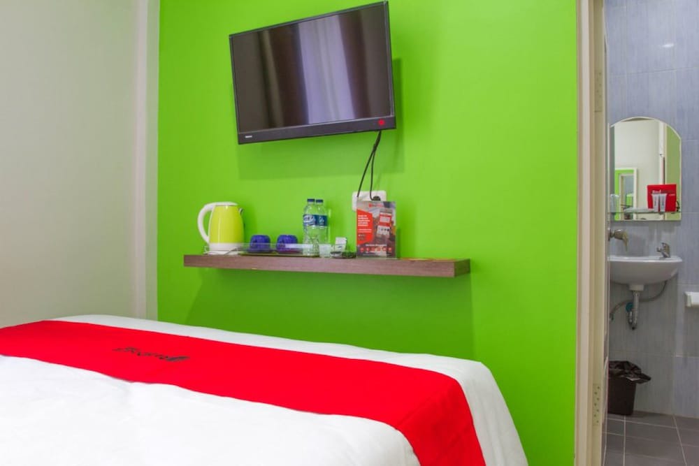 Bandung Hotel | RedDoorz Near Pasar Baru Bandung