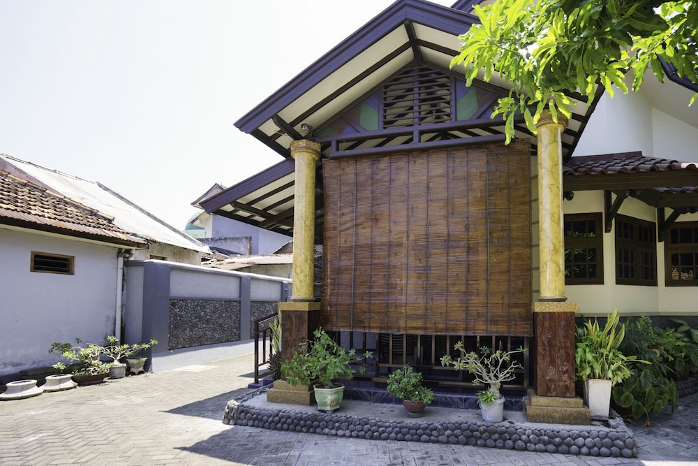 Probolinggo Hotel | OYO 1642 Penginapan Anggrek Syariah 2