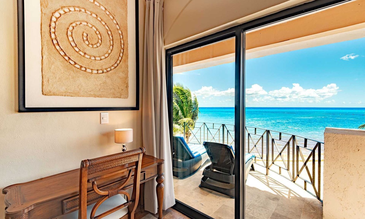 Centro Condo | Stunning Ocean Views! Pvt Delxue Rooftop | Beach Club Service | Steps to 5th Ave & Maid