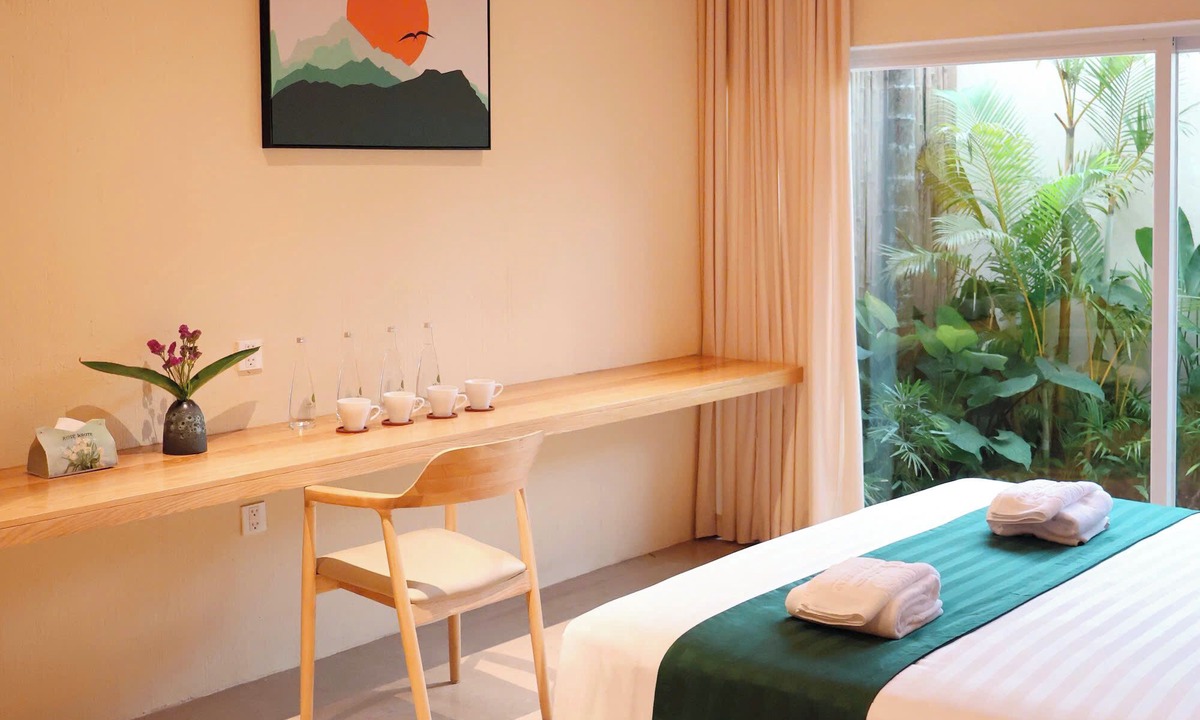 Huong Thuy House | Va Riverside Retreat