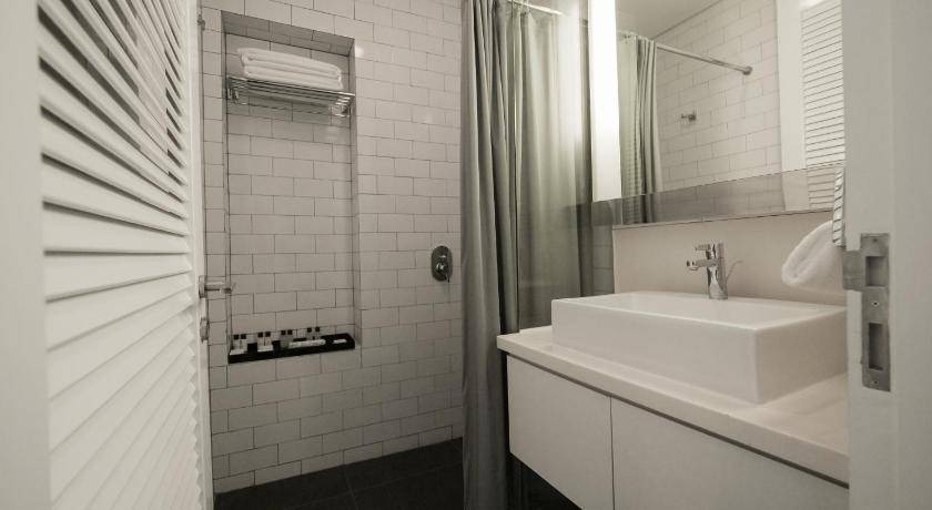 Photo of Bathroom in Jaksa Street