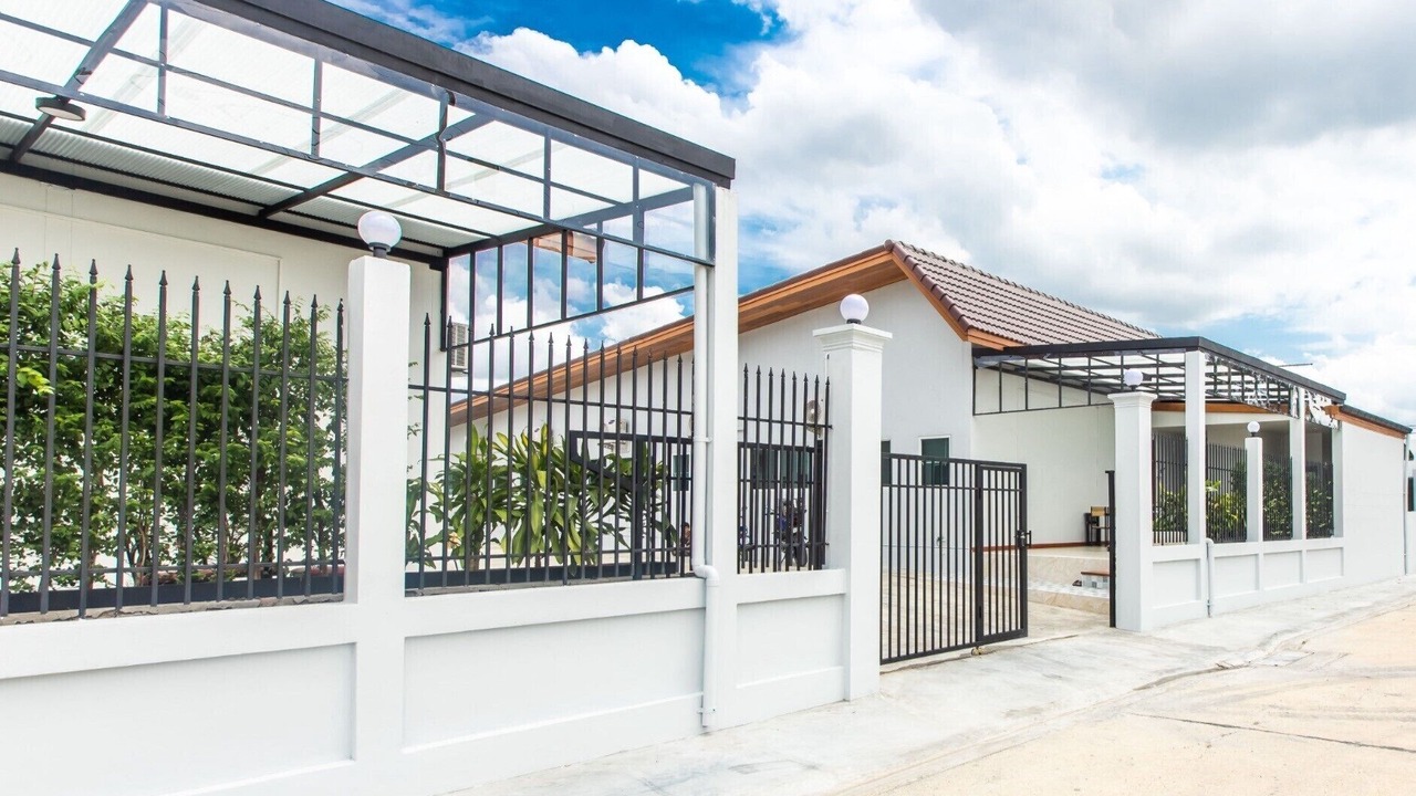 Photo of Buildings in Sam Wa Tawan Ok