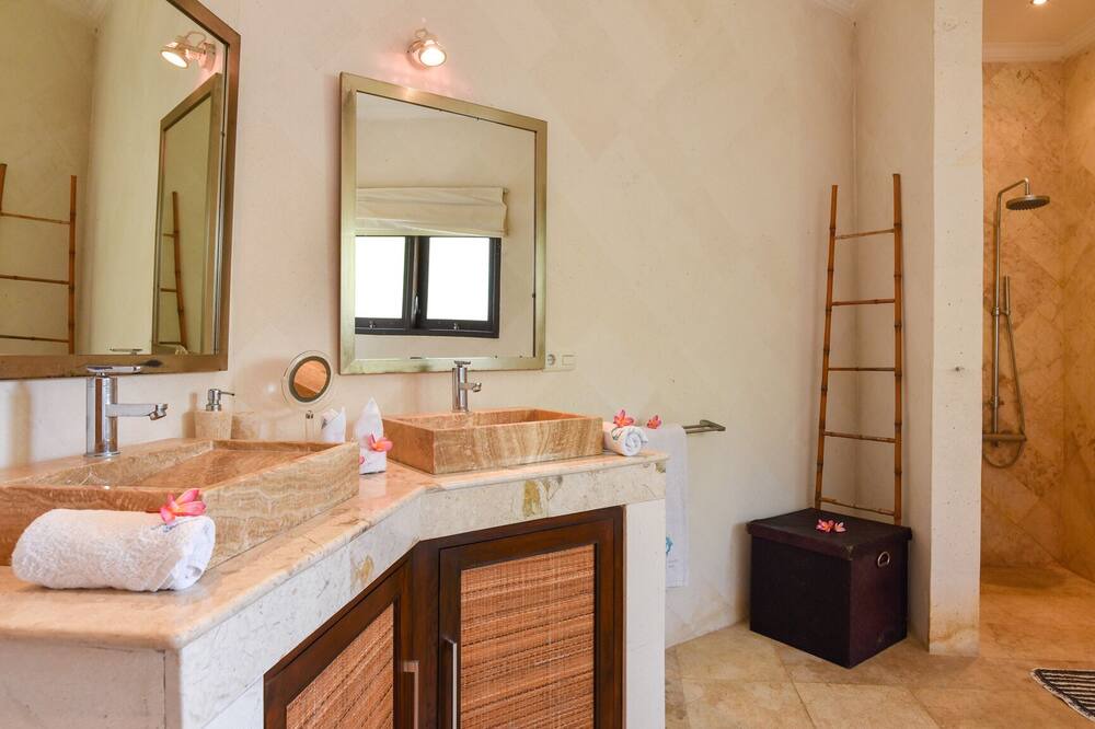 Photo of Bathroom in Umeanyar