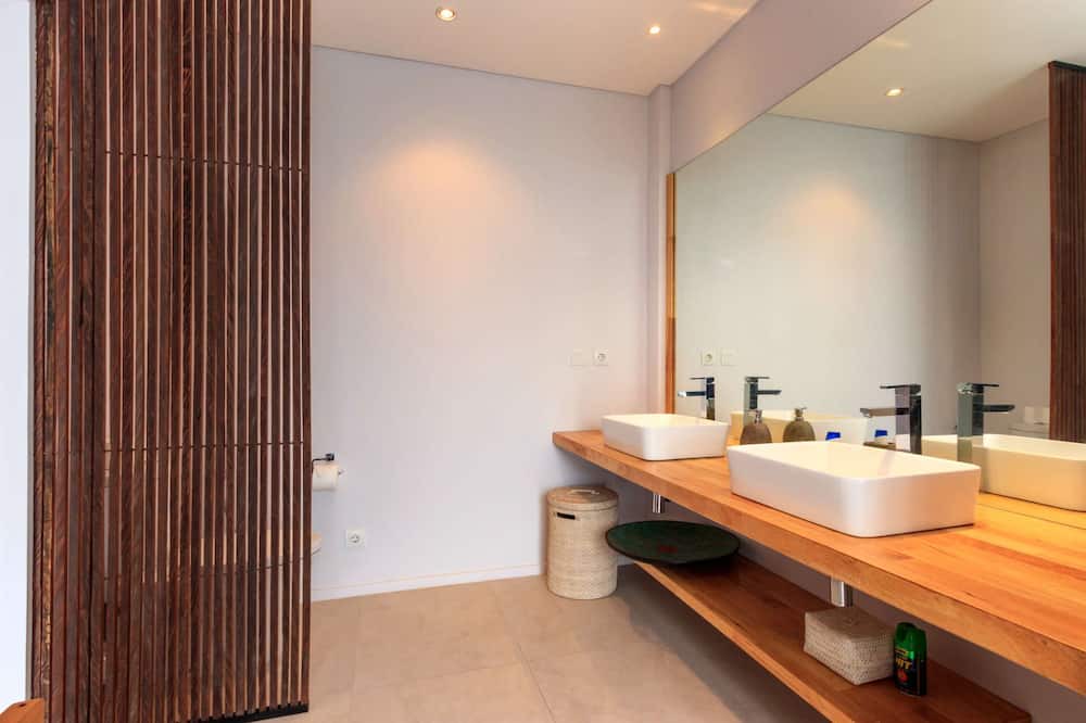 Photo of Bathroom in Sunset Road