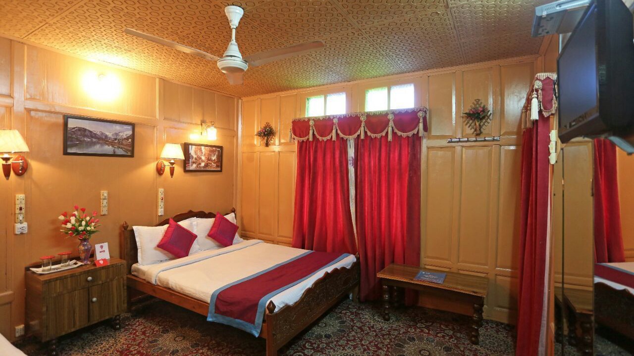 Photo of Bedroom in Dal Lake