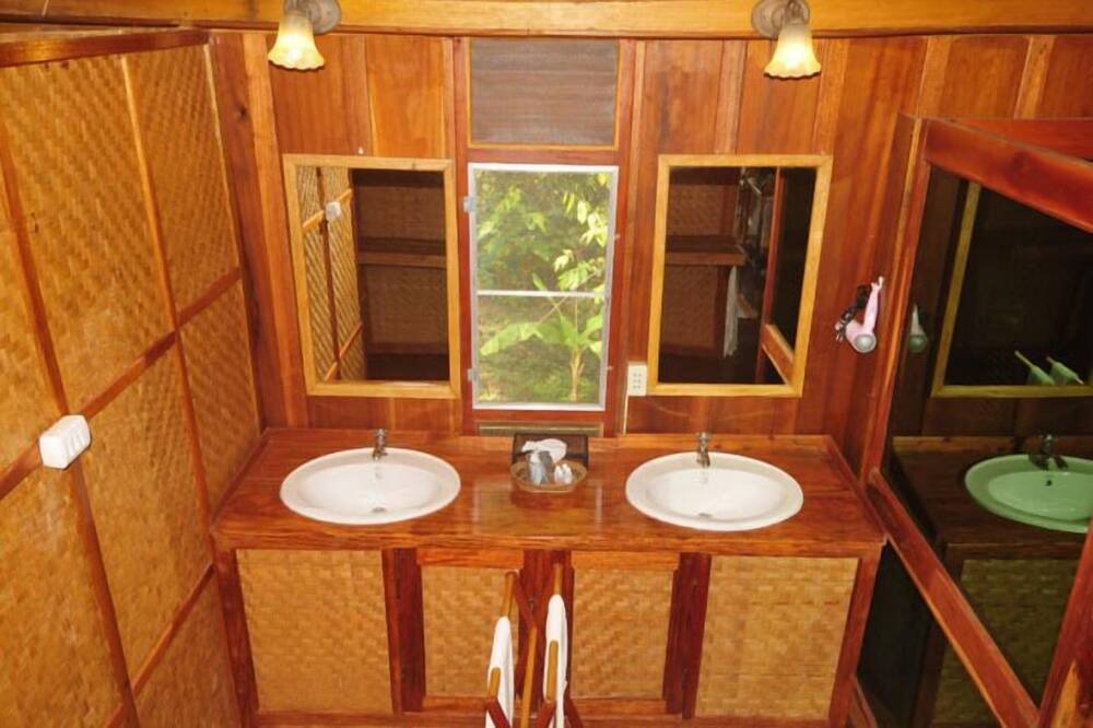 Photo of Bathroom in Pathouphone
