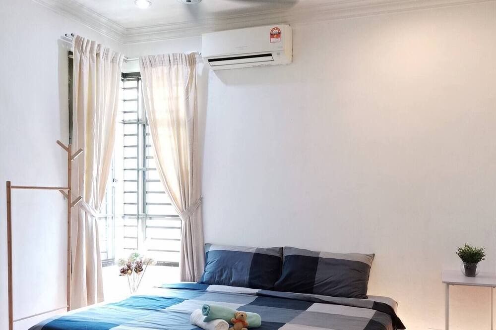 Photo of Bedroom in Taman Mount Austin