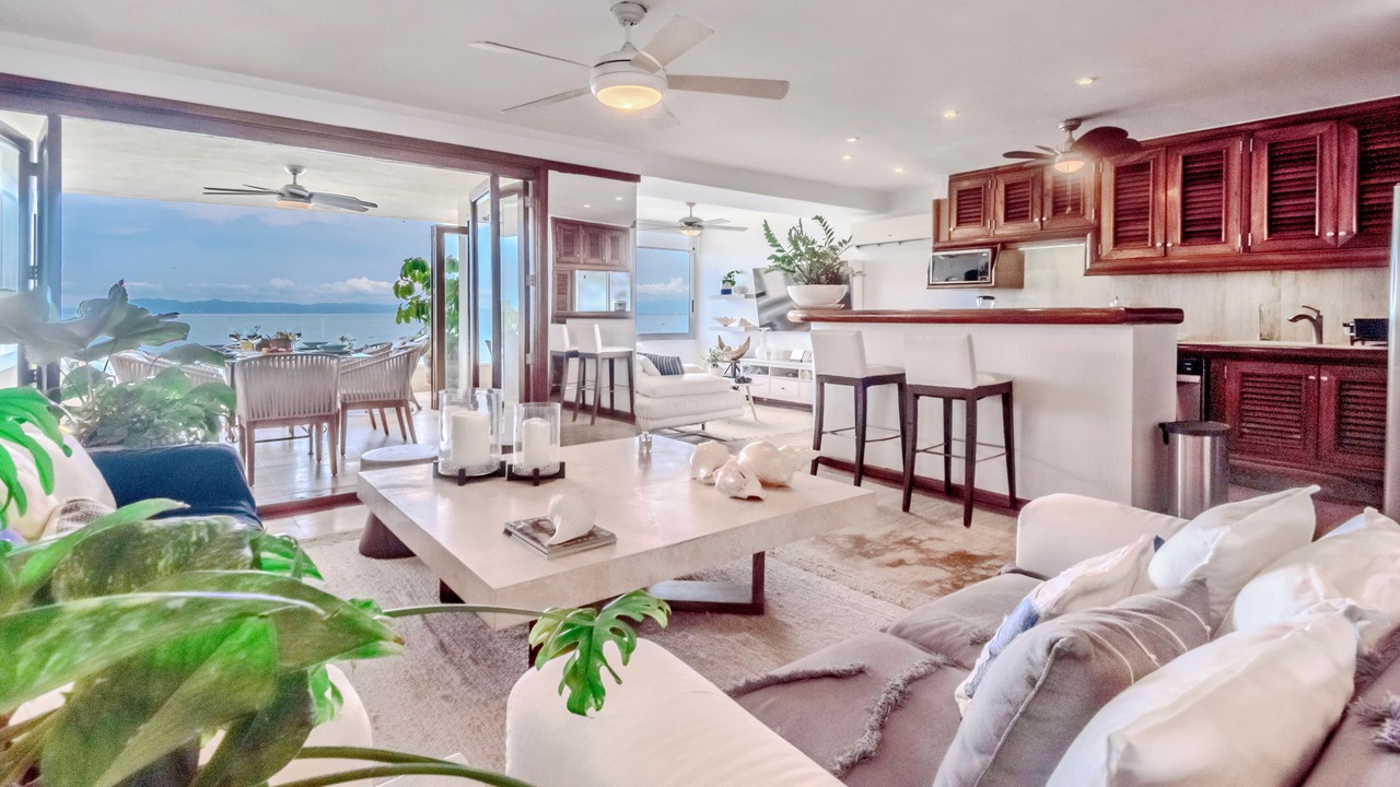 Photo of Livingroom in South Shore Hotel Area