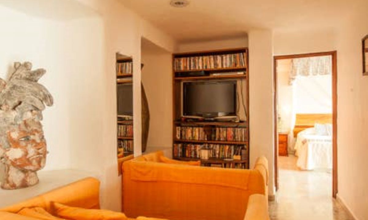 Photo of Livingroom in South Shore Hotel Area