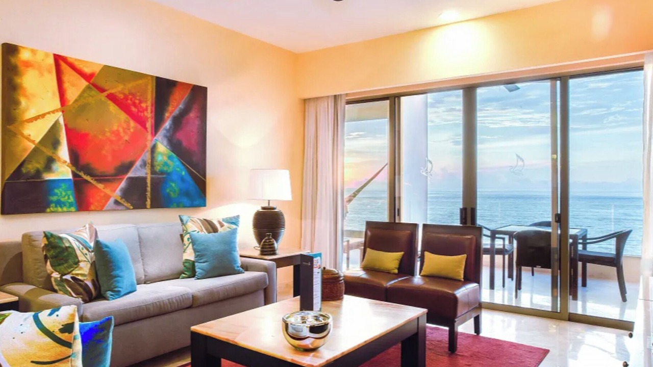 Photo of Livingroom in South Shore Hotel Area