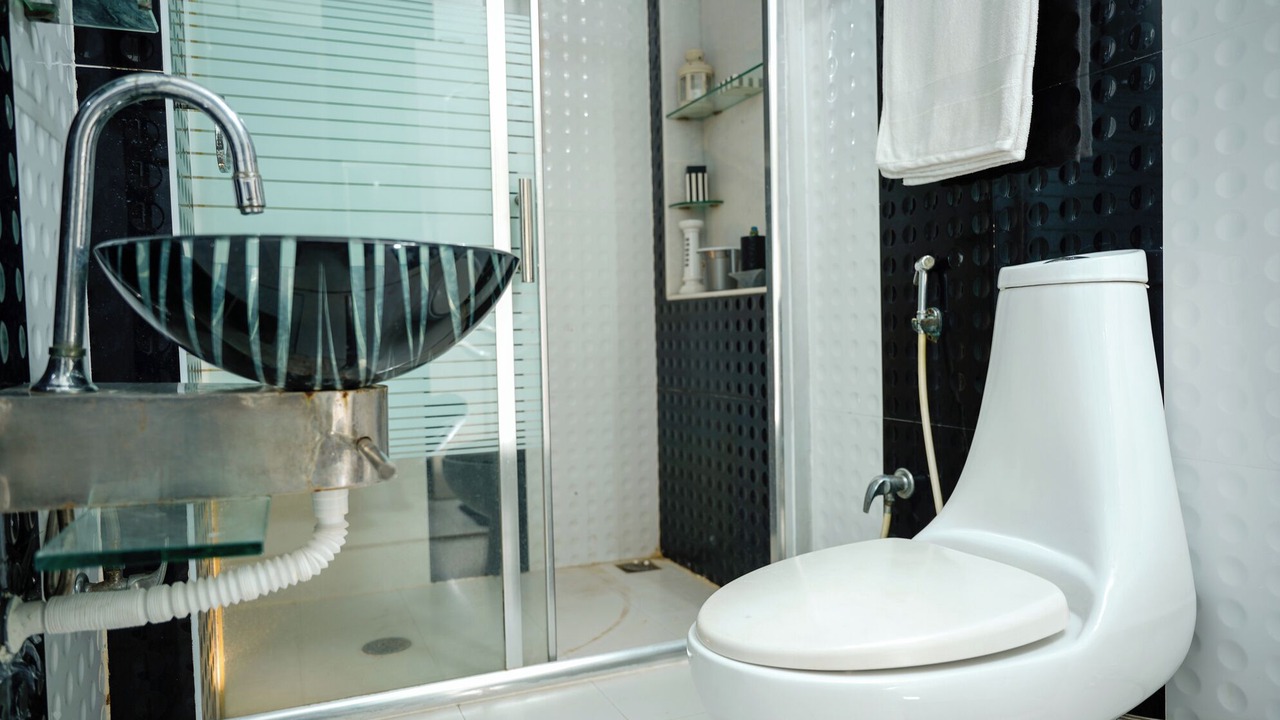 Photo of Bathroom in Ekkatuthangal