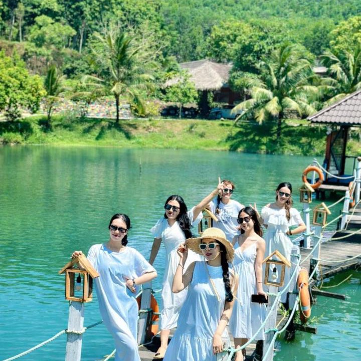 Photo of Others in Bo Trach