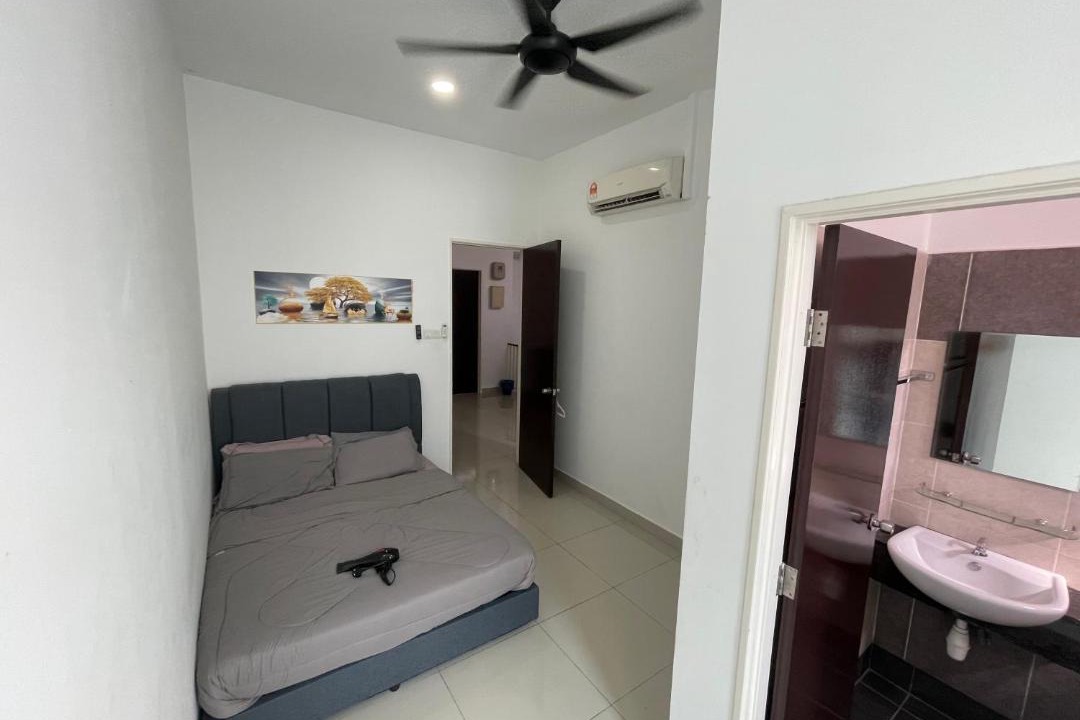 Photo of Bedroom in Taman Mount Austin