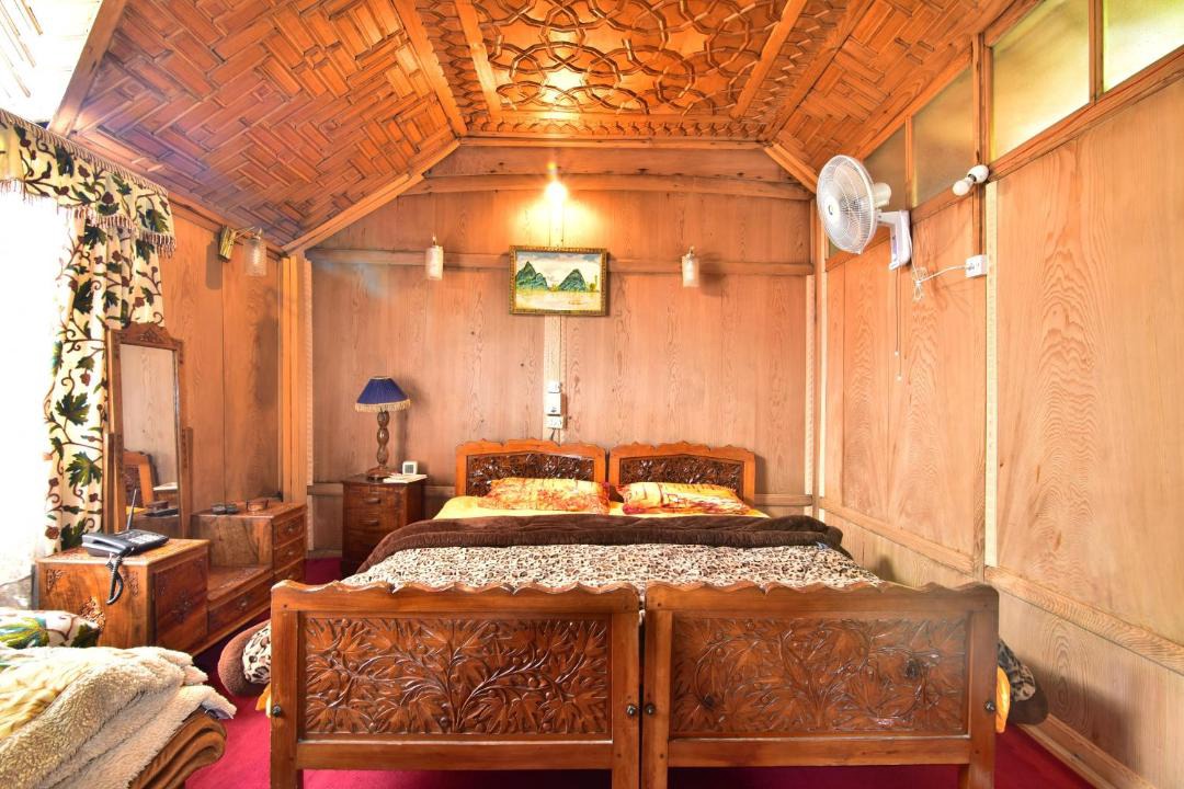 Photo of Bedroom in Dal Lake