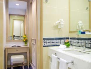 Photo of Bathroom in Clan Jetty