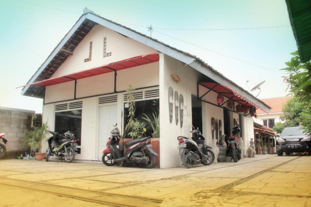 Photo of Buildings in Baturetno