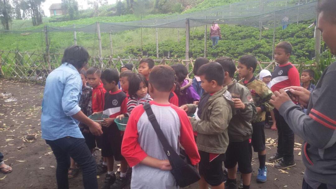 Photo of Human In Picture in Ngadisari