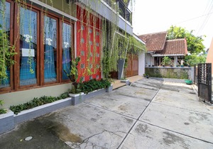 RedDoorz Plus Near Hartono Mall