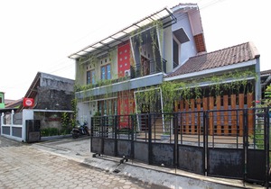 RedDoorz Plus Near Hartono Mall