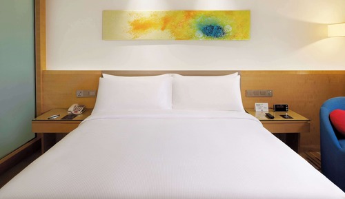 Deluxe Room, 1 King Bed, Pool View