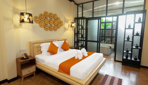 Deluxe Double Room, 1 King Bed, Pool View