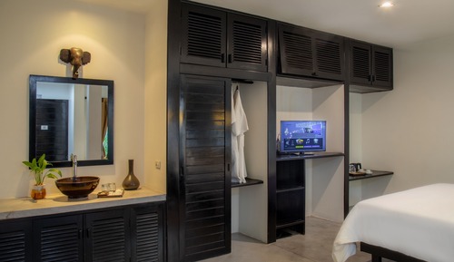 Suite, 1 King Bed, Pool View