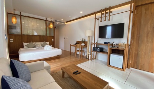 Accessible Luxury Suite with Bathtub on the Balcony