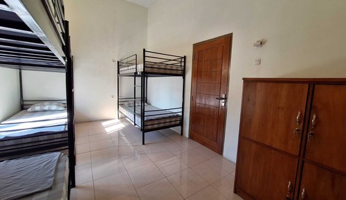 Standard Shared Dormitory, Women only