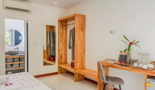 Family Room With Terrace Pool Access - Free Pick Up