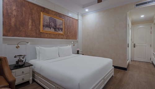 Deluxe Comfort King - Heritage-Brick Wall View